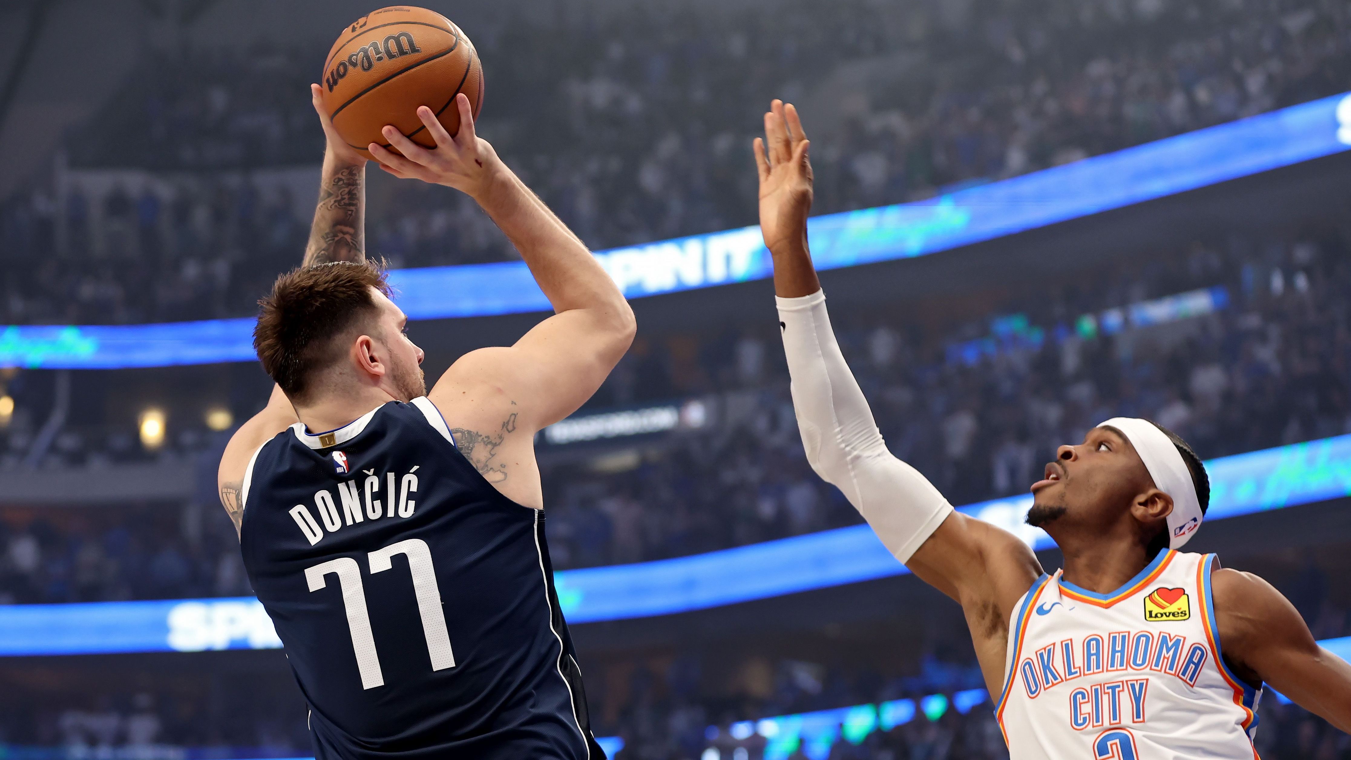 <strong>All-NBA First Team: Luka Doncic (Dallas Mavericks)</strong><br>Der Slowene trug die Dallas Mavericks bis in die Finals. Dort wurde die Last jedoch zu groß. Doncic spielte wieder einmal starke Playoffs und war wohl der beste Offensivspieler aller Teams. Nach einer anstrengenden Serie gegen OKC übernahm "Luka Magic" komplett gegen die Timberwolves. Unvergessen sein Step-Back-Dreier zum Sieg über Rudy Gobert. Seine Stats: 28,9 Punkte, 9,5 Rebounds, 8,1 Assists und 1,9 Steals.