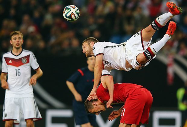 
                <strong>Shkodran Mustafi</strong><br>
                Mustafi war der einzige Legionär, den Löw in Hamburg zur Verfügung hatte. Hinterher gab es Lob vom Bundestrainer für den in Genau spielenden Innenverteidiger. 
              