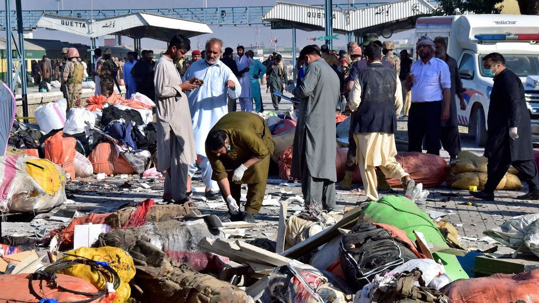 9. November 2024, Pakistan, Quetta: Ermittler sammeln Beweise am Ort einer Explosion in einem Bahnhof im Südwesten Pakistans.