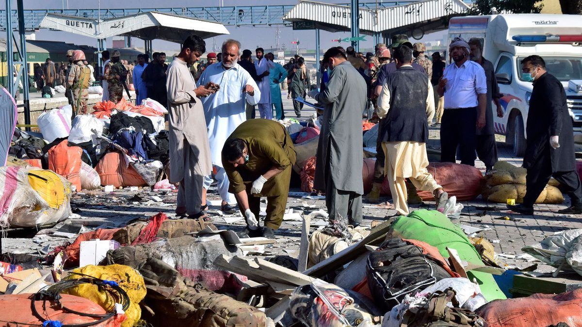 9. November 2024, Pakistan, Quetta: Ermittler sammeln Beweise am Ort einer Explosion in einem Bahnhof im Südwesten Pakistans.