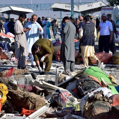 9. November 2024, Pakistan, Quetta: Ermittler sammeln Beweise am Ort einer Explosion in einem Bahnhof im Südwesten Pakistans.