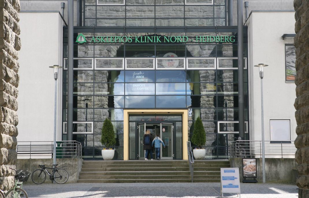 Vor der Asklepios Klinik Nord Heidberg in Hamburg musste der obdachlose Mann offenbar ausharren.