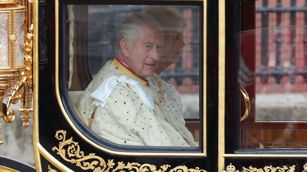 König Charles III. und Camilla fahren mit der Kutsche zur Westminster Abbey.