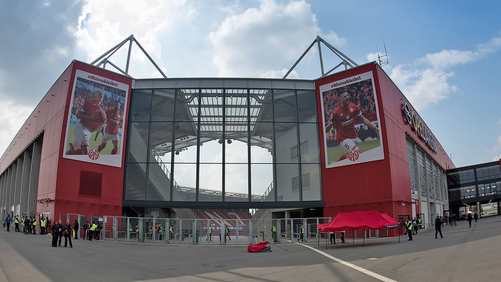 
                <strong>Platz 13: 1. FSV Mainz 05 - Opel Arena</strong><br>
                Kapazität: 34.000Logen: 35Sitzplätze: 20.000Stehplätze: 14.000
              