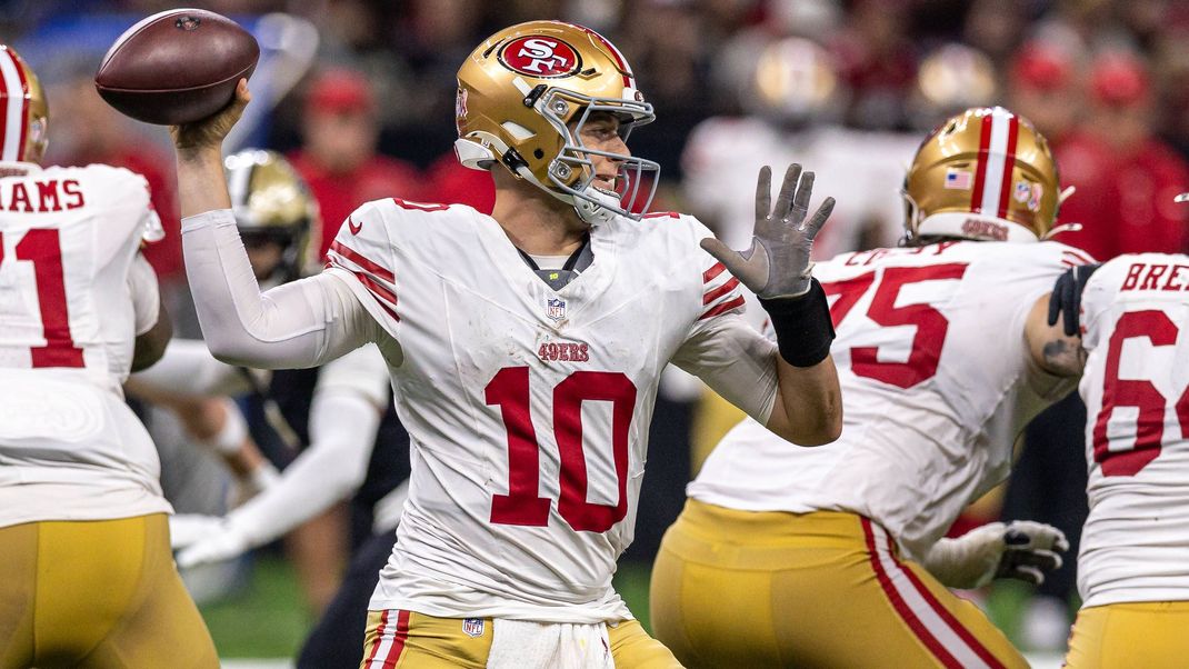 NFL, American Football Herren, USA San Francisco 49ers at New Orleans Saints Sep 14, 2025 New Orleans, Louisiana, USA San Francisco 49ers quarterback Mac Jones 10 passes against the New Orleans Saints during the second half at Caesars Superdome. New Orleans Caesars Superdome Louisiana USA, EDITORIAL USE ONLY PUBLICATIONxINxGERxSUIxAUTxONLY Copyright: xStephenxLewx 20250914_szo_la1_0441