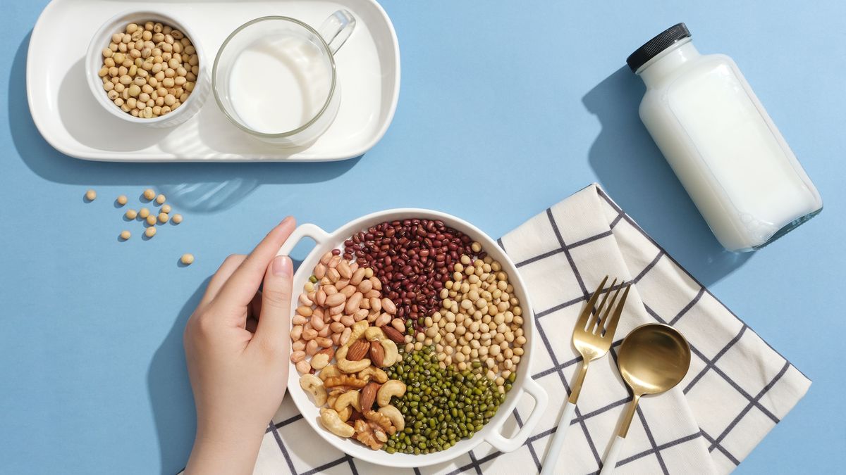 Pflanzliche Proteinlieferanten können Frauen beim gesunden Altern helfen.