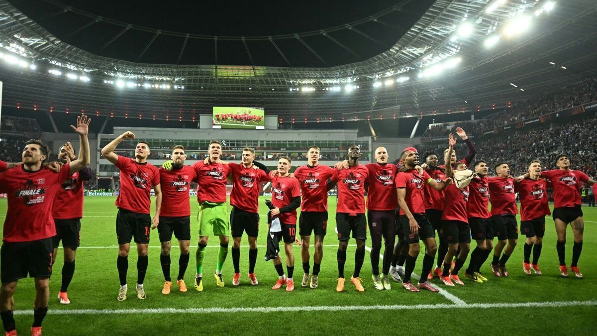 Leverkusen bejubelt den Finaleinzug vor der Fankurve