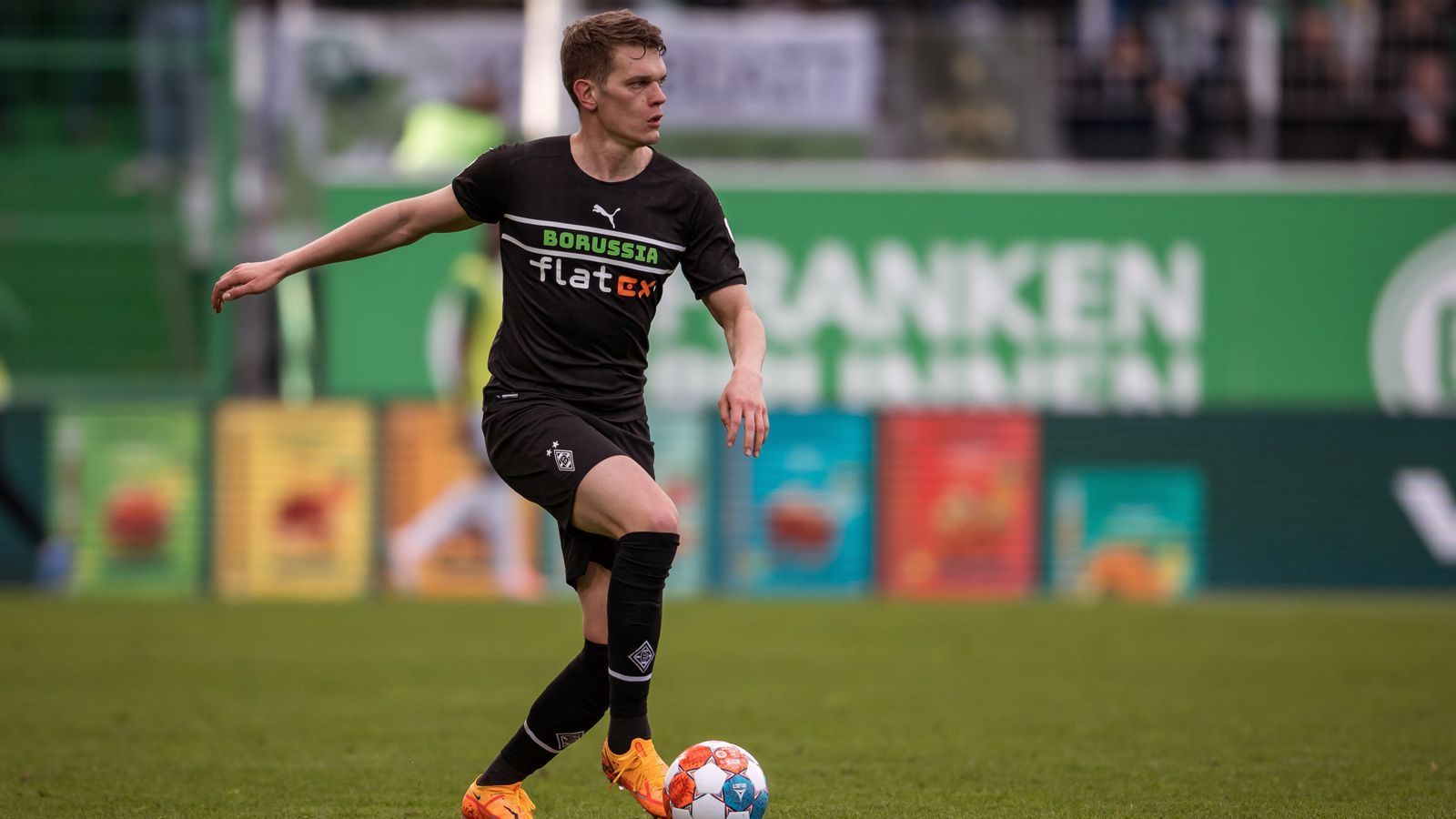 
                <strong>Matthias Ginter (Vertrag bis 2022)</strong><br>
                Nationalspieler Matthias Ginter hat schon vor Monaten erklärt, seinen Vertrag in Gladbach nicht verlängern zu wollen und stattdessen nach Saisonende eine neue Herausforderung anzunehmen. Der 28-Jährige spielt seit 2017 für die "Fohlen". Seit Ginter seinen Abgang verkündet hat, gab es Gerüchte um diverse Klubs, die am Innenverteidiger interessiert sein sollen: Bayern München, der FC Barcelona, Inter Mailand oder die Roma. Offiziell ist aber noch nichts.
              