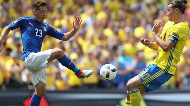 
                <strong>Emanuele Giaccherini</strong><br>
                Emanuele Giaccherini: Vor allem in Halbzeit eins blass. Der 1:0-Torschütze aus der Partie gegen Belgien findet kaum ins Spiel, die langen Bälle aus der Abwehr kommen bei ihm nicht an und so zahlt sich auch sein läuferischer Einsatz nicht aus. ran-Note: 5
              