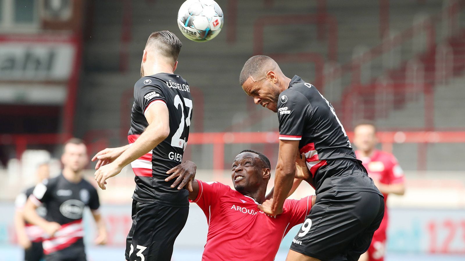 
                <strong>15. Minute: Fortuna wird erstmals gefährlich</strong><br>
                Auch an der Alten Försterei gibt es die erste dicke Chance. Die Fortuna kommt nach einer Ecke in Person von Kaan Ayhan zu Kopfball. Christian Gentner klärt den Ball auf der Linie und drischt ihn aus dem Strafraum.
              