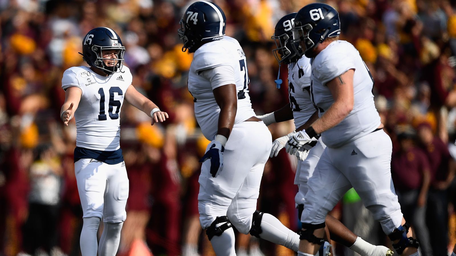 
                <strong>Tyler Bass (Kicker, Georgia Southern)</strong><br>
                Großes Potential, mangelnde Konstanz - so lässt sich das Profil von Tyler Bass am besten zusammenfassen. Bass hat ein "Monsterbein" und verwandelte in der Saison 2018 starke 90,5 Prozent seiner Field Goals. Beachtlich: Seine acht Schüsse im 40-Yard-Bereich waren allesamt erfolgreich. 2019 ging es bergab. Seine Trefferquote: 71,4 Prozent. Schlechte Wetterbedingungen bereiten ihm Probleme.
              