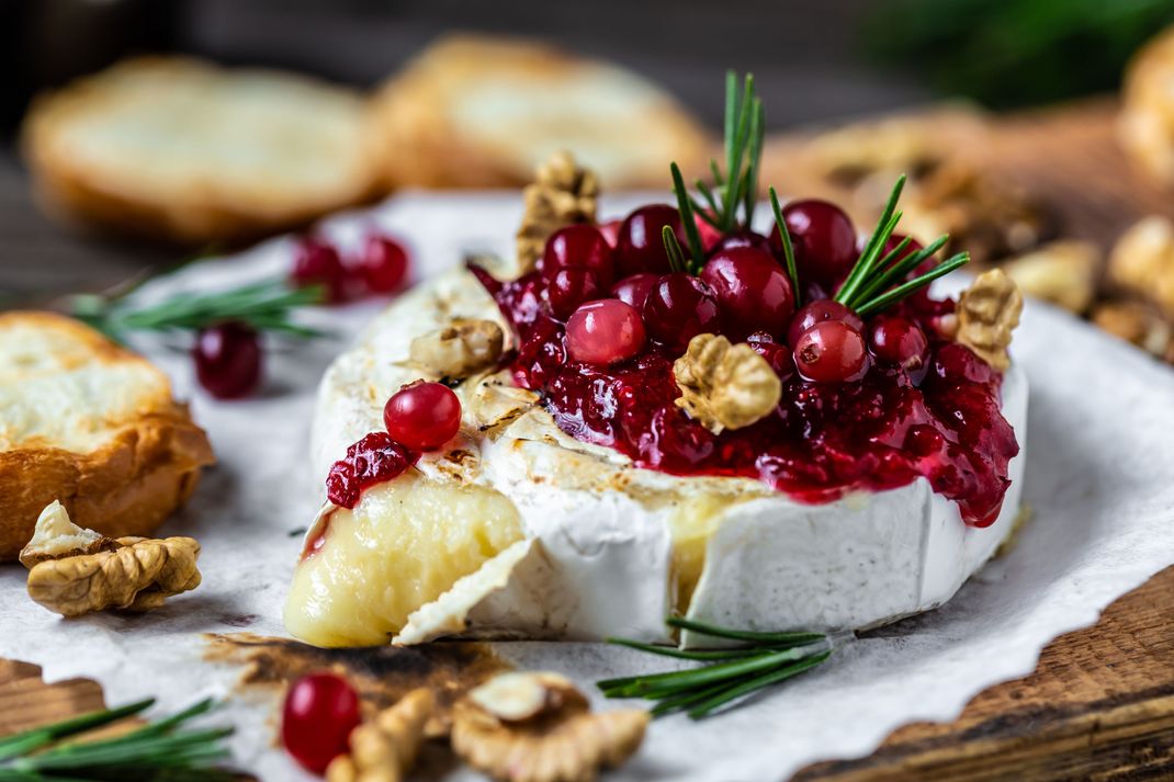 Ofenfrischer Camembert, der zart auf der Zunge zerschmilzt, mit fruchtiger hausgemachter Johannisbeermarmelade. Was will man mehr?