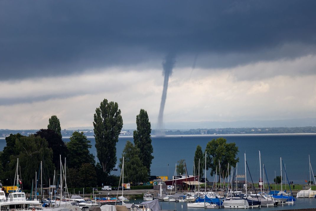 Ungewöhnlicher Anblick: Auf dem Bodensee hatte sich am Dienstagmorgen ein besonderer Tornado gebildet.