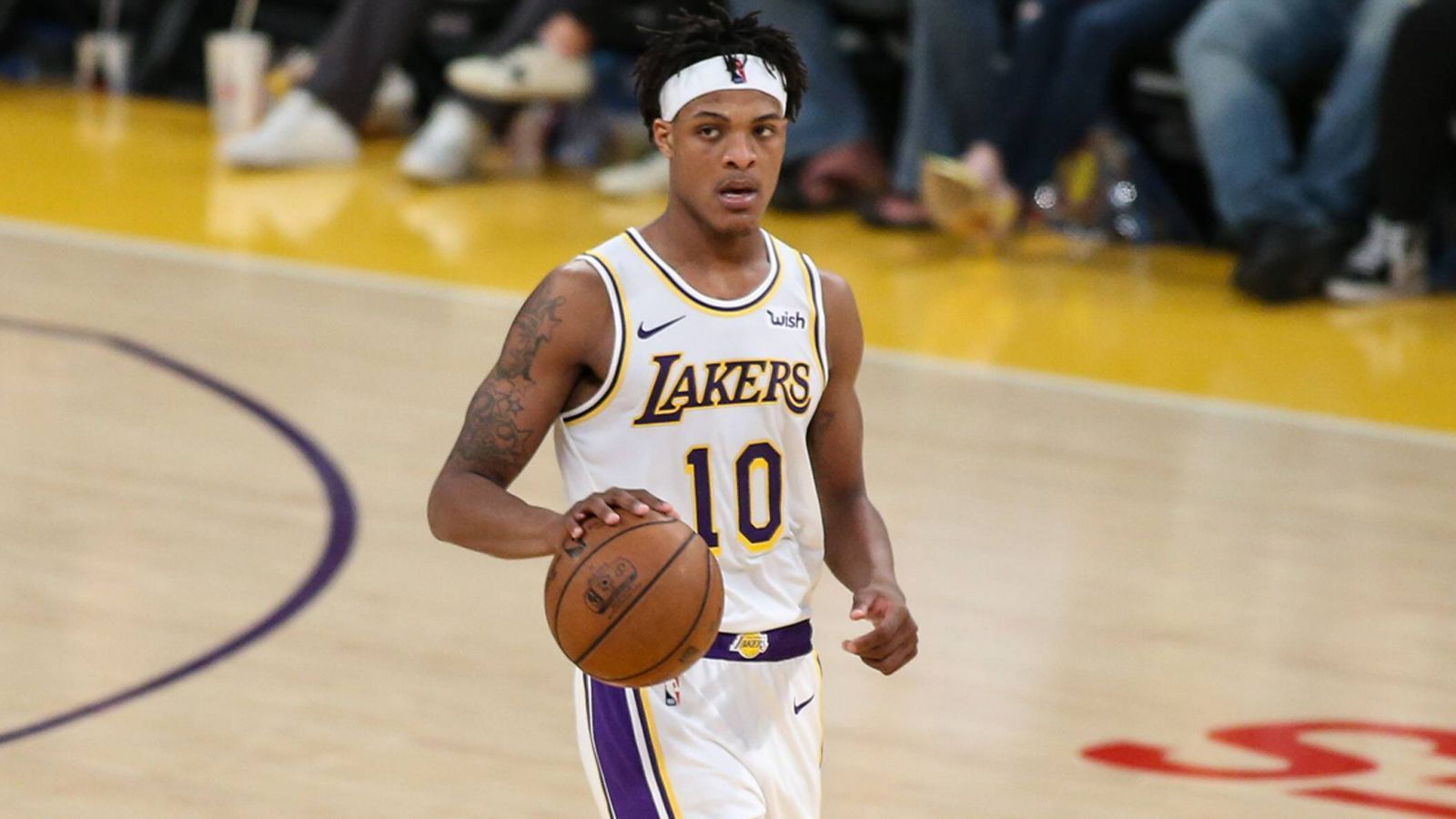 
                <strong>Trifft es auch Jemerrio Jones?</strong><br>
                Neben James, Kyle Kuzma, Wagner und Bonga steht bei den Lakers derzeit nur noch Jemerrio Jones im fünf Spieler umfassenden Roster. Der Forward wurde im März aus der G-League verpflichtet und mit einem Vertrag über zwei Jahre ausgestattet. Die Lakers verfügen allerdings über eine Teamoption, um Jones frühzeitig entlassen zu können und damit Cap Space zu sparen. Der nicht garantierte Vertrag lässt sich aber auch gut als Tradechip nutzen.
              