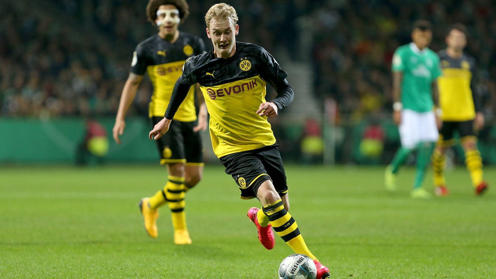 
                <strong>Julian Brandt (Borussia Dortmund)</strong><br>
                Lange kaum zu sehen, aber in der 66. Minute zeigt Brandt seine ganze Klasse, indem er den Ball über Pavlenka chippt und so Haalands Anschlusstreffer vorbereitet. Bleibt auch nachdem 1:3 gefährlich und setzt nur wenig später wieder Haaland mustergültig ein, der den Ball jedoch nicht auf das Tor bringen kann. ran-Note: 3
              