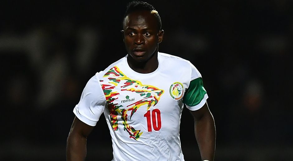 
                <strong>Sadio Mane</strong><br>
                Sadio Mane (Senegal): Auch für Klopp-Schützling Sadio Mane sieht es nicht gut aus. Der Senegal befindet sich in einer Gruppe mit Burkina Faso, Südafrika und den Kap Verden auf dem dritten Platz. Das Gute: Aktuell fehlt nur ein Punkt und das Team muss noch zweimal gegen Tabellenführer Burkina Faso ran. Somit haben die Senegalesen alles in eigener Hand. 
              