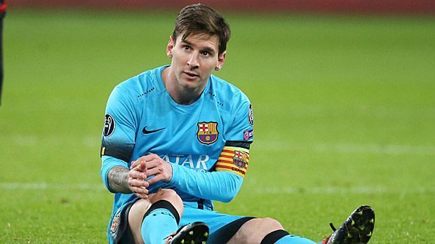 
                <strong>Lionel Messi (FC Barcelona)</strong><br>
                Lionel Messi (FC Barcelona): Die Nominierung des kleinen Argentiniers überrascht dann doch. Denn während der gemeinsamen Saison 2009/2010 beim FC Barcelona eckt Ibrahimovic immer wieder bei Platzhirsch Messi an. Dennoch weiß der Schwede, den 28-jährigen Ballvirtuosen zu schätzen. Immerhin hat "la Pulga" die Katalanen unter anderem schon zu vier Champions-League-Siegen verholfen und fiebert seiner fünften Wahl zum Weltfußballer entgegen.
              