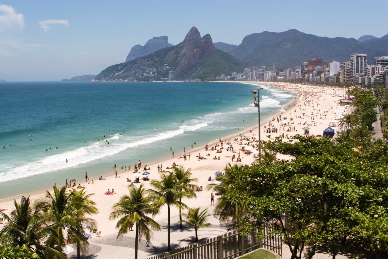Der Strand von Ipanema ist einer der berühmtesten Strände der Welt - allein, weil der Sand wie Puderzucker aussieht. Am Felsvorsprung Arpoador, der zwischen Ipanema und der Copacabana liegt, treffen sich die Surfer. Wegen der Felsen im Wasser gibts hier die besten Wellen. Ein Board kann man direkt am Strand leihen. 
