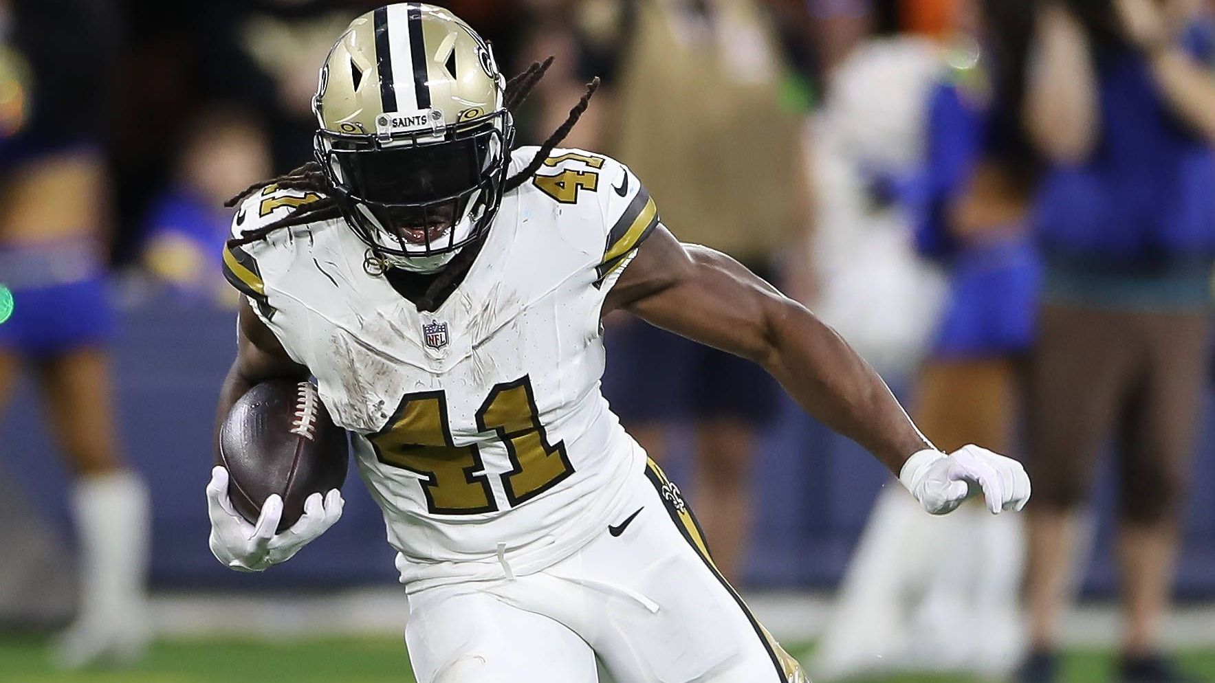 <strong>Alvin Kamara (New Orleans Saints)</strong><br>Der Running Back blieb dem finalen Ende des verpflichtenden Minicamps der Saints fern. Dafür gibt es einen Grund, wie auch NFL-Insider Ian Rapoport berichtet. Demnach pocht Kamara auf einen neuen Vertrag. Head Coach Dennis Allen bestätigte, dass der 28-Jährige die ersten Einheiten mitmachte, dann aber ging.