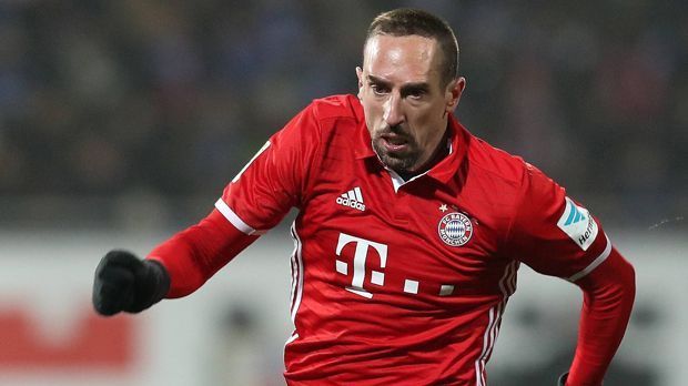 
                <strong>Franck Ribery</strong><br>
                Franck Ribery: Wurde zur zweiten Halbzeit für Arjen Robben eingewechselt und direkt ins Spiel der Münchner auf der Außenbahn eingebunden. Dennoch schalteten die Bayern einen Gang zurück, wodurch auch Ribery nicht mehr so viele Aktionen bekam. ran-Note: 3-
              