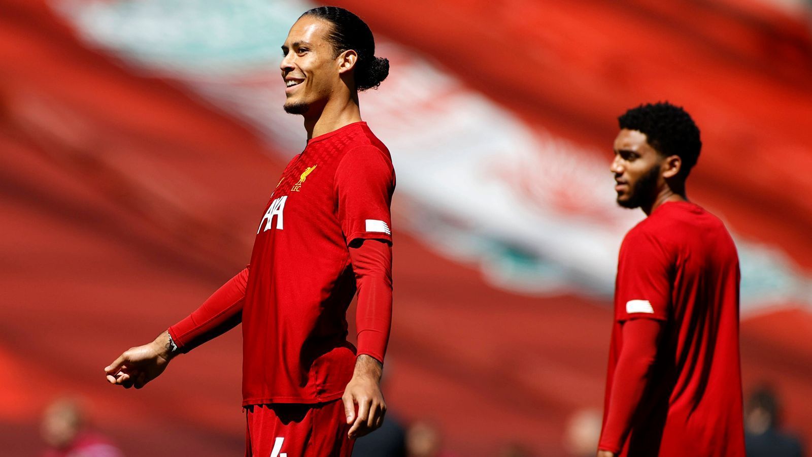 
                <strong>Abwehr: Virgil Van Dijk (FC Liverpool)</strong><br>
                Auch der Niederländer hatte einen großen Anteil an Liverpools-Rekordmeisterschaft. Mit 33 Gegentoren in 38 Spielen stellten die Reds die beste Defensive der Liga – an Virgil Van Dijk gab es dabei kaum ein Vorbeikommen. Der Verteidiger ließ reihenweise Stürmer verzweifeln und galt als nahezu unüberwindbar. Mit seiner Statur strahlt der 29-Jährige eine enorme Präsenz aus. Nach einem Kreuzbandanriss fällt er nun lange aus und wird von Trainer Jürgen Klopp schmerzlich vermisst.
              