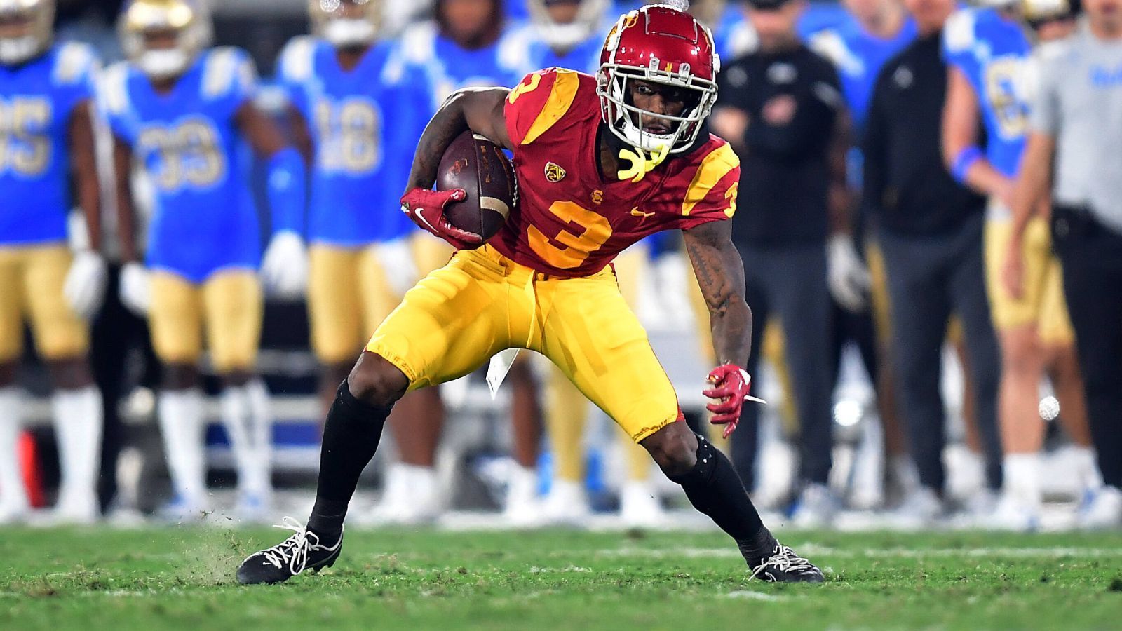 
                <strong>Platz 4: Jordan Addison (USC)</strong><br>
                Unter den Top-Receivern gibt es wohl keinen, der die Scouts und Experten so spaltet, wie Jordan Addison von den USC Trojans. Dabei ist er erst seit dieser Saison ein Trojan. Vorher spielte er in Pittsburgh und gewann dort mit einer Fabel-Saison (100 Catches, 1.593 Yards, 17 Touchdowns) den Biletnikoff Award für den besten Receiver im College. 2022 ging er im Süden Kaliforniens mit 875 Yards und acht Touchdowns etwas unter. Addison ist ein Glücksspiel für das Team, das ihn auswählen wird.
              