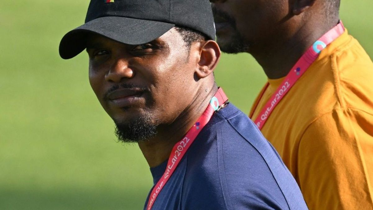 Samuel Eto'o tritt Mann ins Gesicht