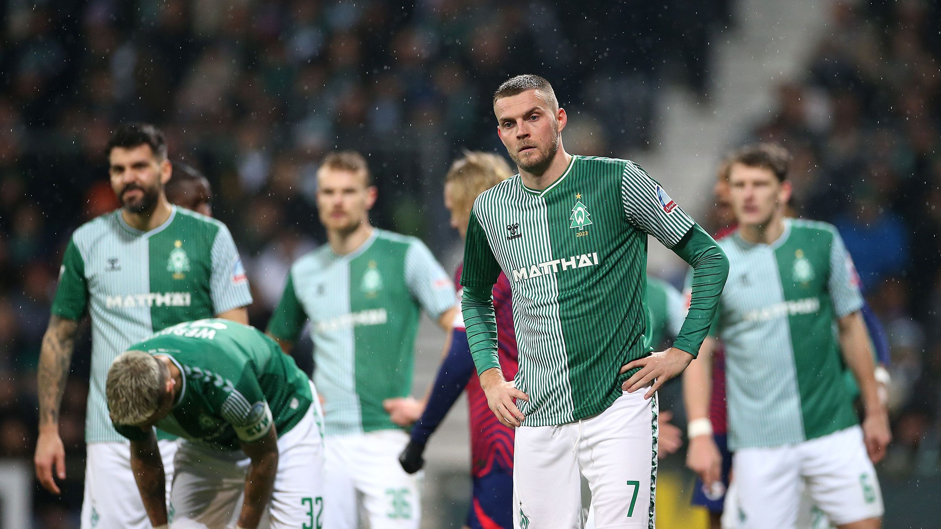 <strong>Platz 13: SV Werder Bremen</strong><br>Mit drei Partien ohne Pleite beendete Werder das Jahr 2023 versöhnlich, kam unter anderem gegen RB Leipzig zu einem Punkt (1:1). In der Vorbereitung auf das Fußball-Jahr 2024 gab es dann aber für die Bremer einen Rückschlag im Test gegen Braunschweig. Es setzte eine 1:3-Pleite, zwischenzeitlich lagen die Hanseaten sogar mit 0:3 zurück.
