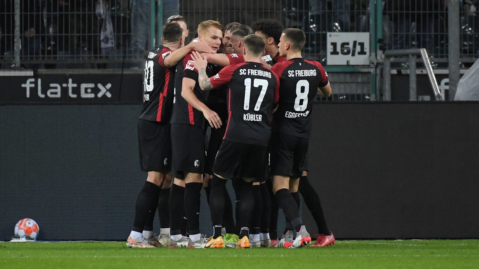 
                <strong>14. Spieltag: Freiburg demontiert Gladbach und stellt mehrere Bundesliga-Rekorde auf. </strong><br>
                Beim 6:0-Auswärtserfolg des SC Freiburg bei Borussia Mönchengladbach stellten die Breisgauer mehrere Bundesliga-Rekorde auf. Zuerst wurde mit dem fünften Tor in der 25. Minute der Bestwert für die schnellste 5:0-Führung eingestellt. Bisheriger Rekordhalter waren ironischerweise die Gladbacher, die 1984 beim 10:0 gegen Eintracht Braunschweig ähnlich gnadenlos gestartet waren. Die Freiburger sind nun das erste Team, dem dies auswärts gelang. Dazu sind die sechs verschiedenen Freiburger Torschützen in der ersten Hälfte ebenfalls ein Bundesliga-Rekord. Zu guter Letzt stellt das 0:6 für Gladbach den höchsten Pausen-Rückstand einer Heimmannschaft in der Liga dar.
              