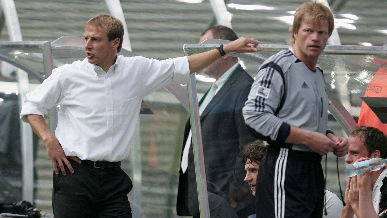 
                <strong>Bundesliga-Auftakt bei Hertha BSC</strong><br>
                Zum Rückrunden-Auftakt geht's für Kahn am 19. Januar nach Berlin zur Hertha. Dort kommt es zum Wiedersehen mit dem früheren Bundestrainer Jürgen Klinsmann, der Kahn vor der WM 2006 in der Nationalmannschaft einst zur Nummer zwei degradiert hatte.
              