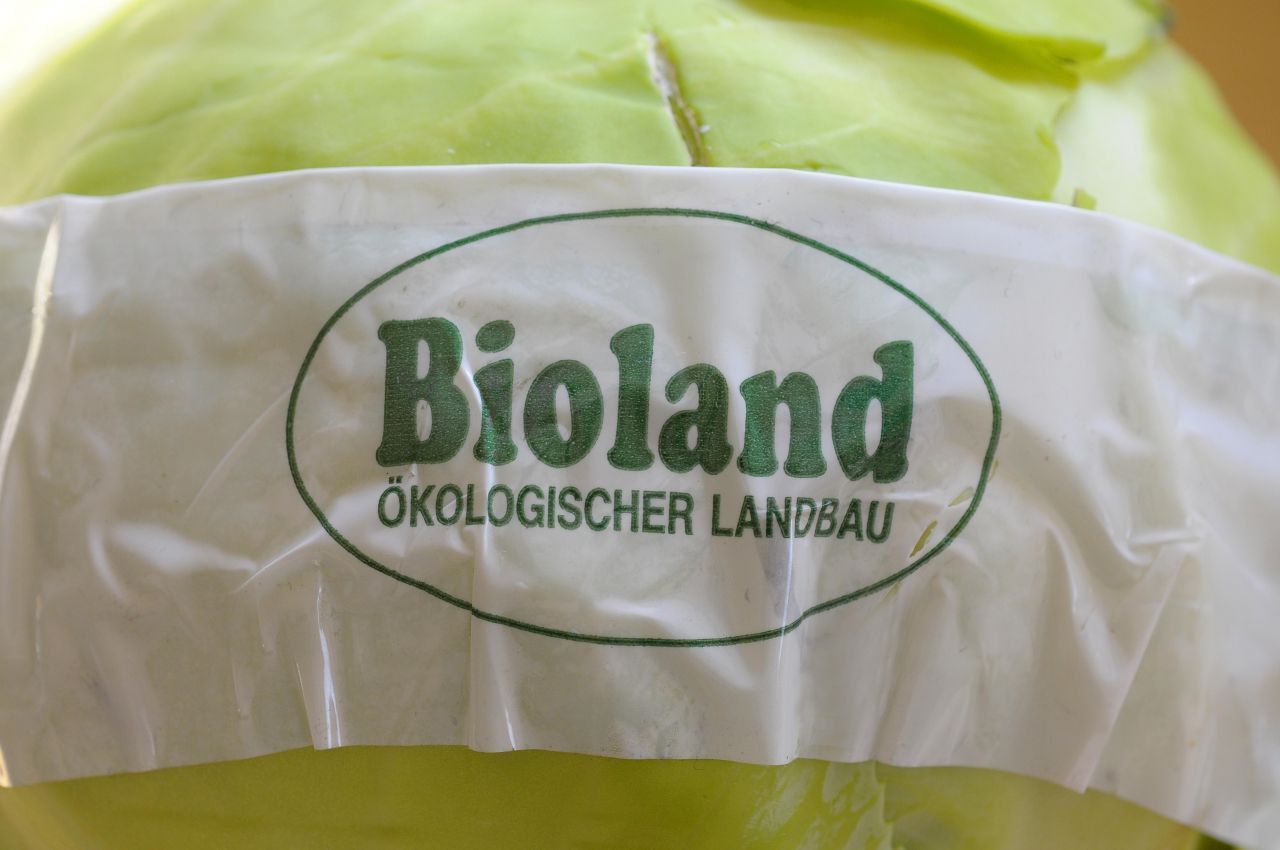Bioland: Über 8.700 deutsche Betriebe stellen ihre Lebensmittel nach den Richtlinien des Anbau-Verbandes her. Sie kommen zum Beispiel ohne künstliche Pestizide und Stickstoff-Dünger aus. BUND-Urteil: sehr empfehlenswert - hohe Öko-Standards der deutschen Anbauverbände.