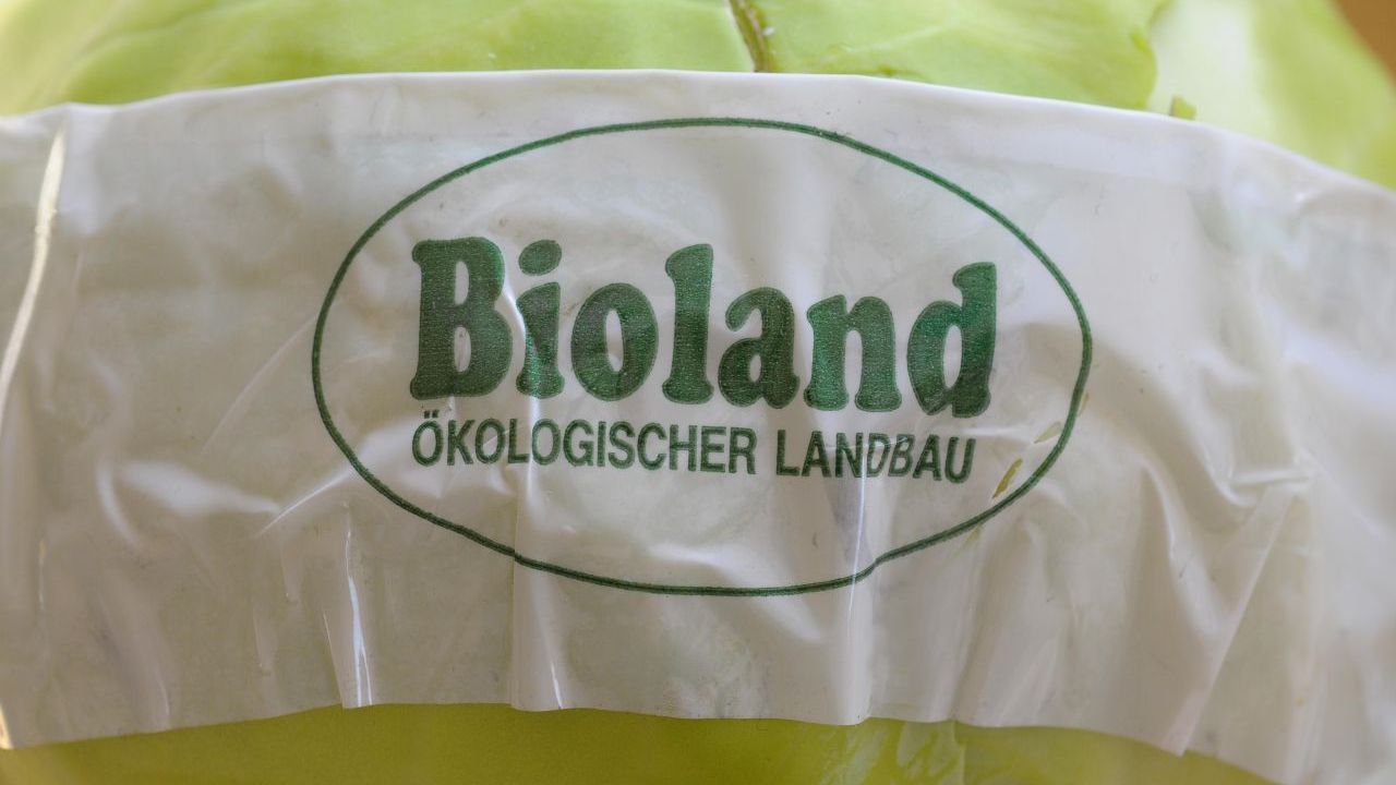 Bioland: Über 8.900 deutsche Betriebe stellen ihre Lebensmittel nach den Richtlinien des Anbau-Verbandes her. Sie kommen zum Beispiel ohne künstliche Pestizide und Stickstoff-Dünger aus. BUND-Urteil: sehr empfehlenswert - hohe Öko-Standards der deutschen Anbauverbände.