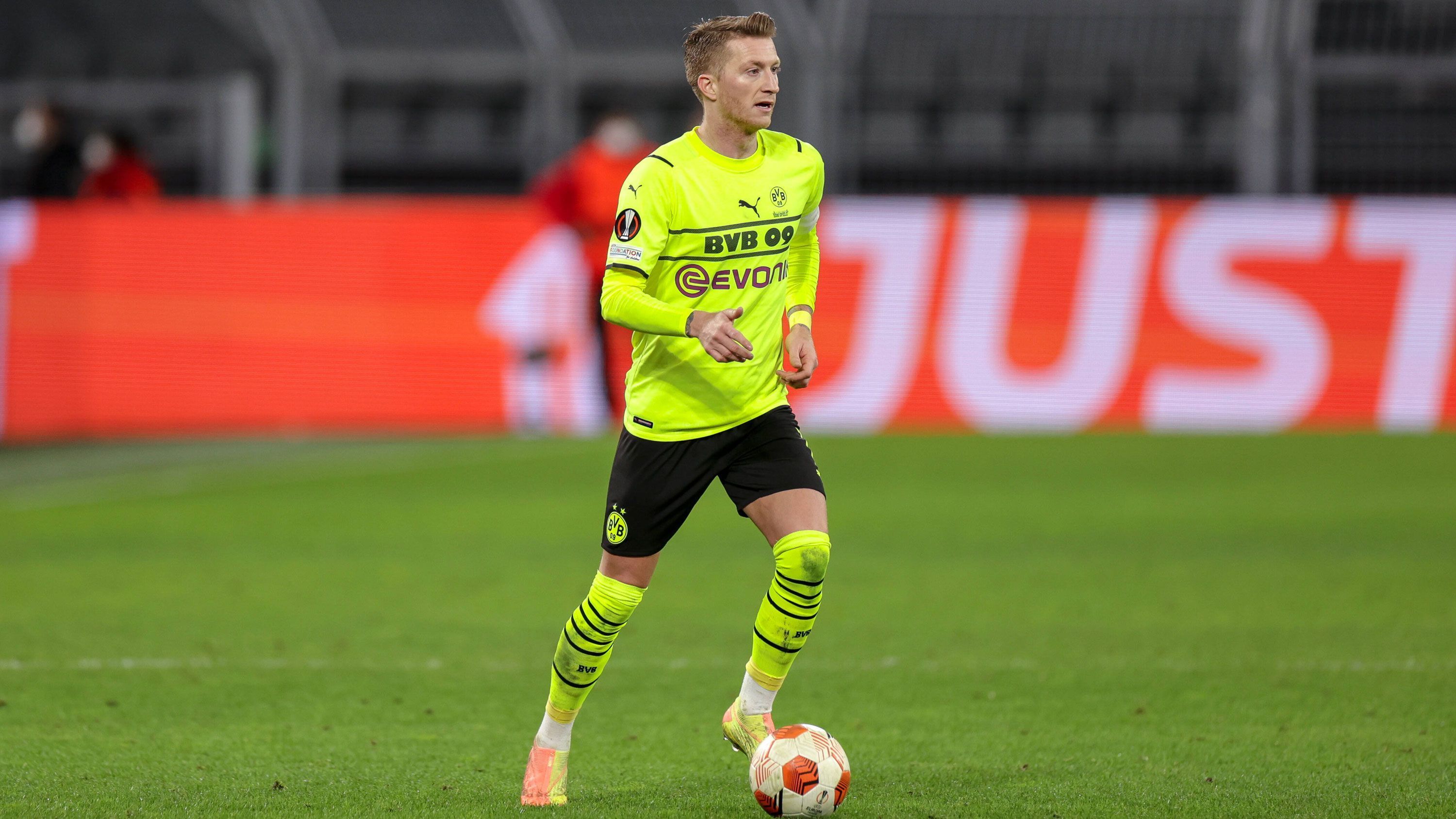 
                <strong>Marco Reus</strong><br>
                Unauffälligster Dortmunder Offensivspieler in der ersten Halbzeit. Wurde es gefährlich, war der Kapitän zumeist nicht entscheidend in die BVB-Offensivaktionen involviert. Seine bis dato beste Offensivaktion aus dem Spiel nach Pass von Malen durch die Schnittstelle der Abwehr, aber nach leichtem Kontakt im Strafraum ohne Balance vor dem Abschluss (63.).ran-Note: 5
              