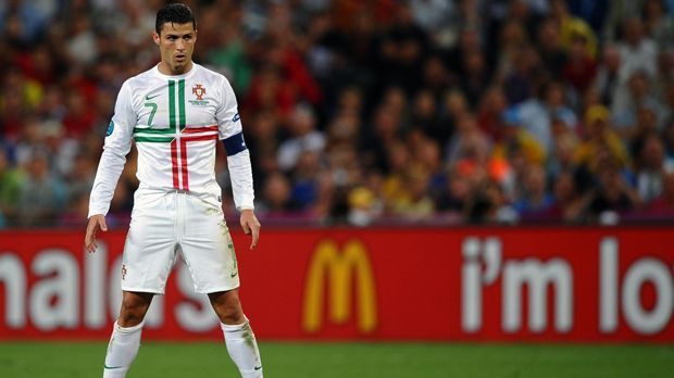 
                <strong>Angriff - Cristiano Ronaldo (Portugal)</strong><br>
                Angriff - Cristiano Ronaldo (Portugal): Drei Treffer erzielte auch der Real-Superstar bei der EM 2012. Doch am Ende war das Ergebnis für ihn dasselbe wie bei den Turnieren mit Portugals Nationalmannschaft zuvor: Der erhoffte erste Titel blieb erneut aus. Anders als im Champions-League-Finale 2016 trat er vier Jahre zuvor beim Halbfinal-Elfmeterschießen gegen Spanien erst gar nicht an - und musste so das Ausscheiden Portugals als quasi Unbeteiligter mit ansehen.
              