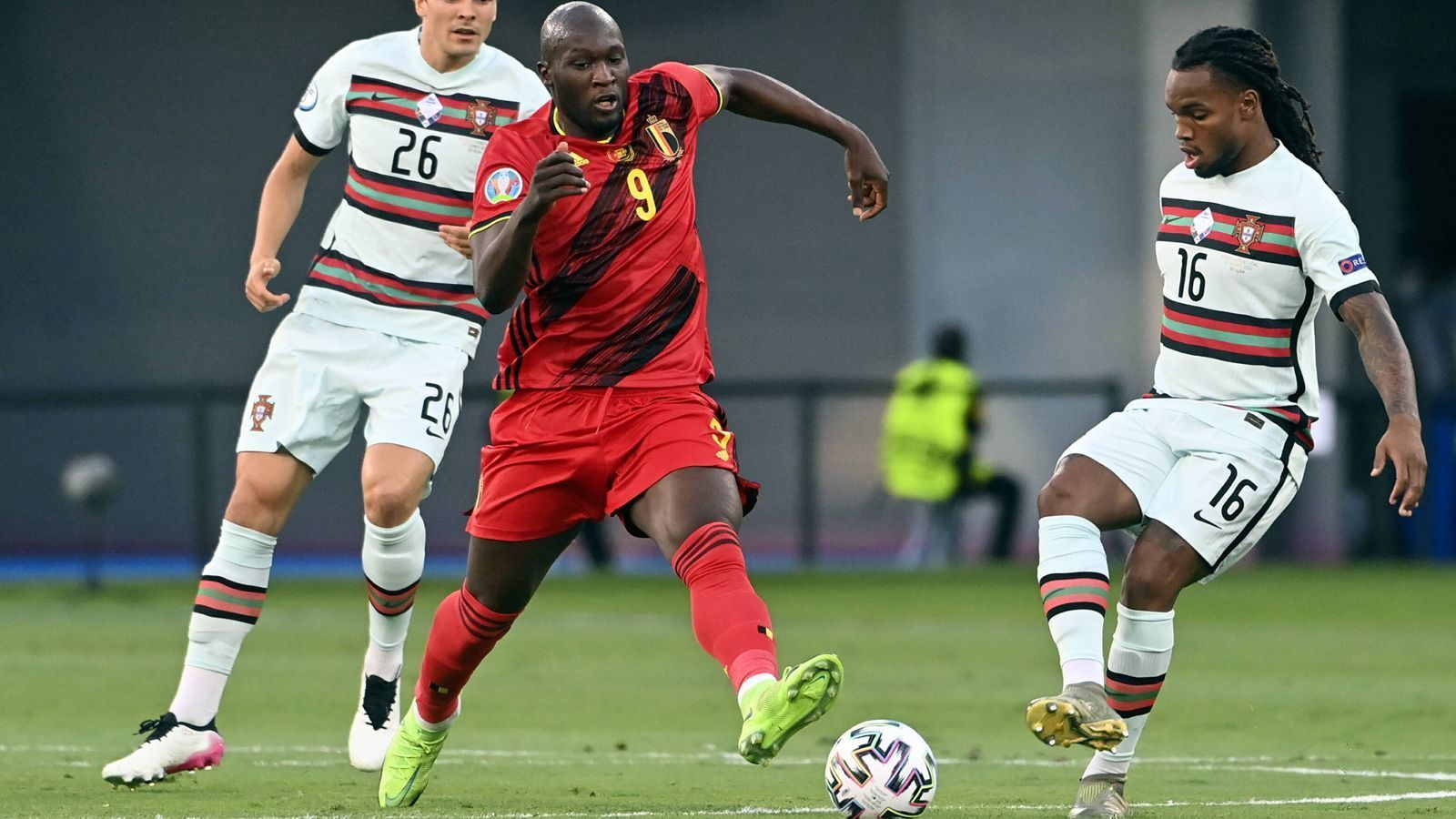 
                <strong>Lukaku bekommt kaum Bälle, Sanches ist der Quarterback</strong><br>
                Bei Belgien läuft Sturmtank Romelu Lukaku in der Spitze auf. Der Stürmer bekommt aber in der ersten Hälfte kaum ein Dutzend Bälle, er läuft sich mehrfach in Portugals Abwehr fest. Viel besser im Spiel ist Renato Sanches, der wie ein Quarterback hinter Portugals Offensive agiert. Mal spielt er einen langen Ball, mal läuft er mit seiner beeindruckenden Physis selbst und ist dabei immer gefährlich. Nebenbei arbeitet er stark in der Defensive mit. Wäre das nicht einer für den FC Bayern? Oh, wait...
              