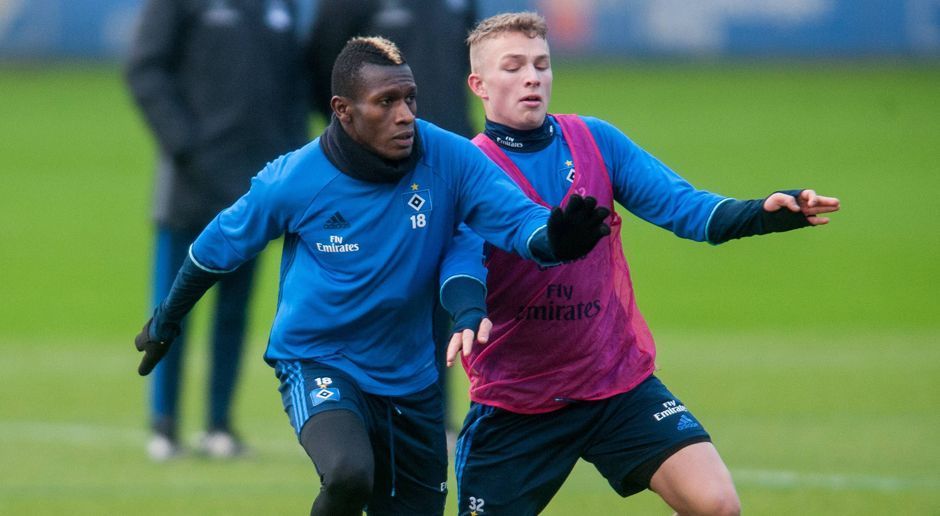 
                <strong>Seine Perspektive beim HSV</strong><br>
                Im vergangenen November durfte Arp schon mal bei den Hamburger Profis mittrainieren und kam auch bei einem Testspiel zum Einsatz. Einen Bundesliga-Einsatz hat Trainer Markus Gisdol dem Mega-Talent allerdings noch verwehrt. Der Fördervertrag des Stürmers in Hamburg läuft noch bis Juni 2018. Beim HSV hofft man bislang erfolglos darauf, dass der Youngster verlängern wird. An dem HSV-Juwel sollen gleich mehrere Klubs interessiert sein. 
              