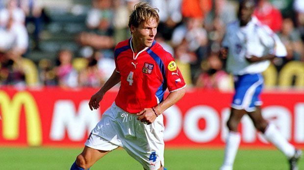
                <strong>Tschechien: Pavel Nedved</strong><br>
                Mittelfeld: 1996 wurde Pavel Nedved Vize-Europameister mit der tschechischen Nationalmannschaft. Seine größten Erfolge feierte der Publikumsliebling mit Lazio Rom und Juventus Turin. Besonders seine Beidfüßigkeit machte Nedved zu einem der größten Fußballer seiner Zeit.
              