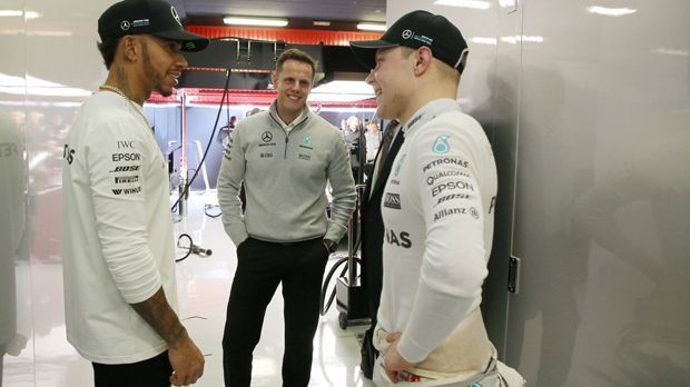 
                <strong>Zwischen Lewis Hamilton und Valtteri Bottas kracht es</strong><br>
                Nein, der kühle Finne Bottas ist nicht als explosiver Vulkan bekannt und gefürchtet. Eher als Gentleman. Ehrgeizig ja, aber auch umgänglich. Allerdings weiß man nicht, wie sich der frühere Williams-Pilot unter Druck verhält. Bekanntermaßen hat er ja nur vier Rennen, um bei Mercedes zu liefern. Was dann dazu führt, dass es zwischen den beiden Silberpfeilen kracht. Erst auf der Strecke, dann auch verbal. Bottas erweist sich dabei als durchaus respektabler Gegner, was Psychospielchen betrifft. Helfen wird ihm das aber nicht...
              