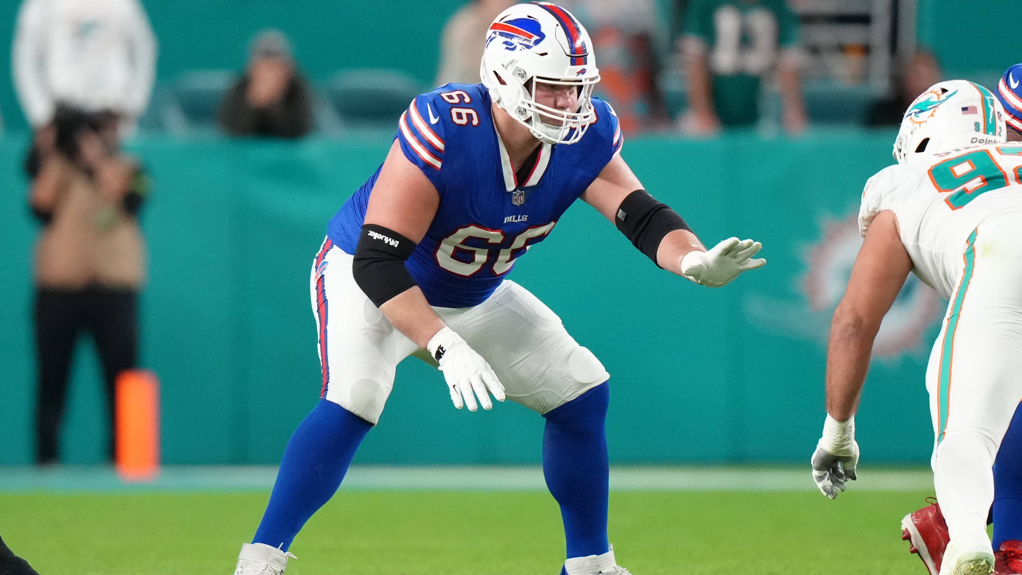 <strong>Buffalo Bills: Connor McGovern (Guard)</strong><br>
                Der Guard unterschrieb im Vorfeld der vergangenen Saison einen Dreijahres-Deal, der ihm bis zu 22,3 Millionen US-Dollar einbringen kann. Und der 26-Jährige ist jeden Cent wert! McGovern stand in der vergangenen Spielzeit bei über 1.100 Snaps auf dem Feld und ließ lediglich zwei Sacks zu.&nbsp;