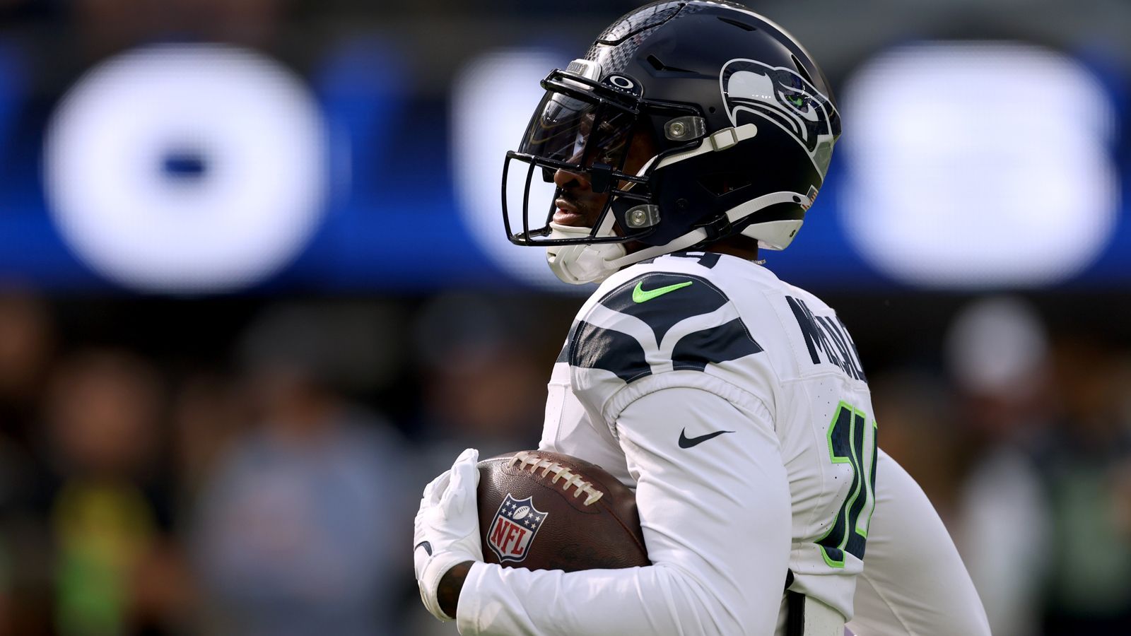 <strong>D.K. Metcalf (Seattle Seahawks)</strong><br>Laut "ESPN" gibt es einen NFL Coordinator, der sich für einen Trade des Seahawks-Receivers zu den L.A. Chargers stark macht. "Sie könnten für Metcalf einen guten Preis erzielen und die Chargers hätten den perfekten Tandem-Partner für Ladd McConkey," wird der anonyme Coordinator zitiert. Demnach möchten die Chargers für die kommende Saison Quarterback Herbert&nbsp;eine weitere Offensiv-Waffe geben.