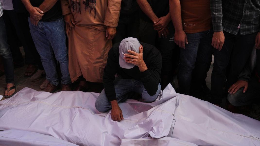 Trauer um die Opfer: Mindestens 60 Tote sollen die Angriffe Israels in Gaza verursacht haben.