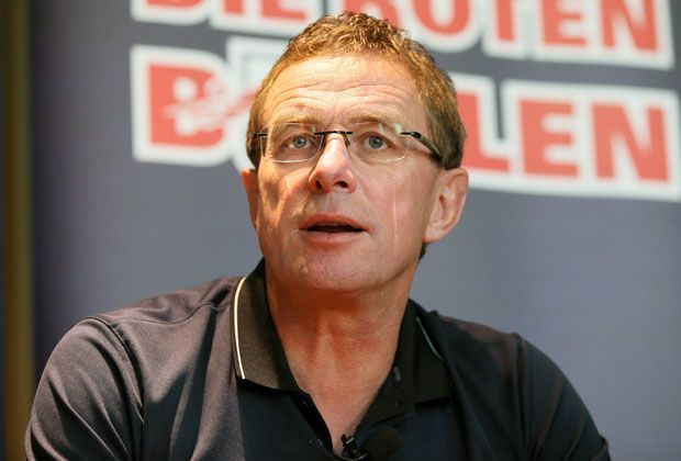 
                <strong>Ralf Rangnick</strong><br>
                Ralf Rangnick schickt sich an gemeinsam mit RB Leipzig den Aufstieg in die erste Liga perfekt zu machen. Dabei gibt der von Red Bull gesponserte Verein in der Winterpause 10,7 Millionen Euro für neue Spieler aus und deckt damit fast die gesamten Transferausgaben der Zweiten Liga.
              