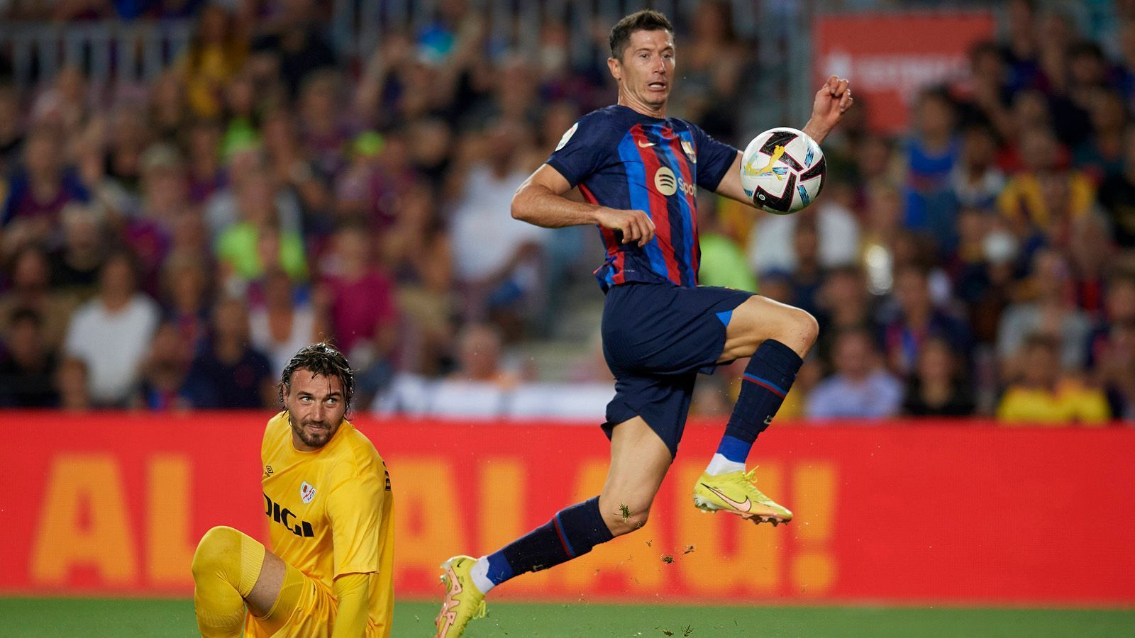 
                <strong>Lewandowskis Abseitstor</strong><br>
                In der 13. Minute wäre es um ein Haar so weit gewesen. Lewandowski zaubert aus spitzem Winkel, der Ball überquert die Linie. Doch der Pole stand beim Zuspiel klar im Abseits. Das Tor zählt nicht.
              