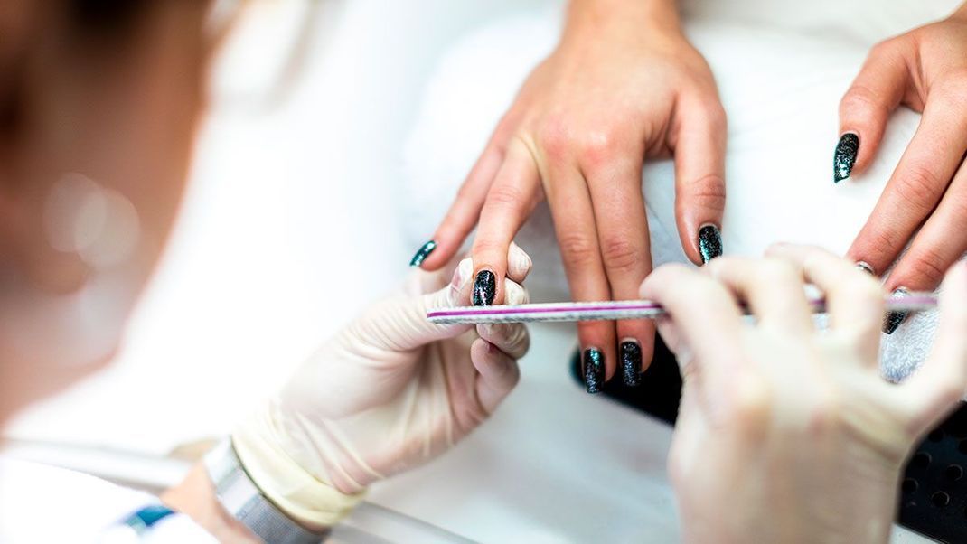Viele schwören bei der Maniküre auf Shellac-Nails – aber wisst ihr auch, wie sich die Gel Nails wieder entfernen lassen? 