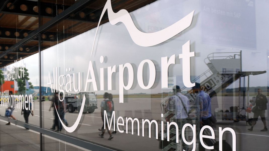 Logo und Schriftzug des Allgäu Airport am Terminal des Flughafens.