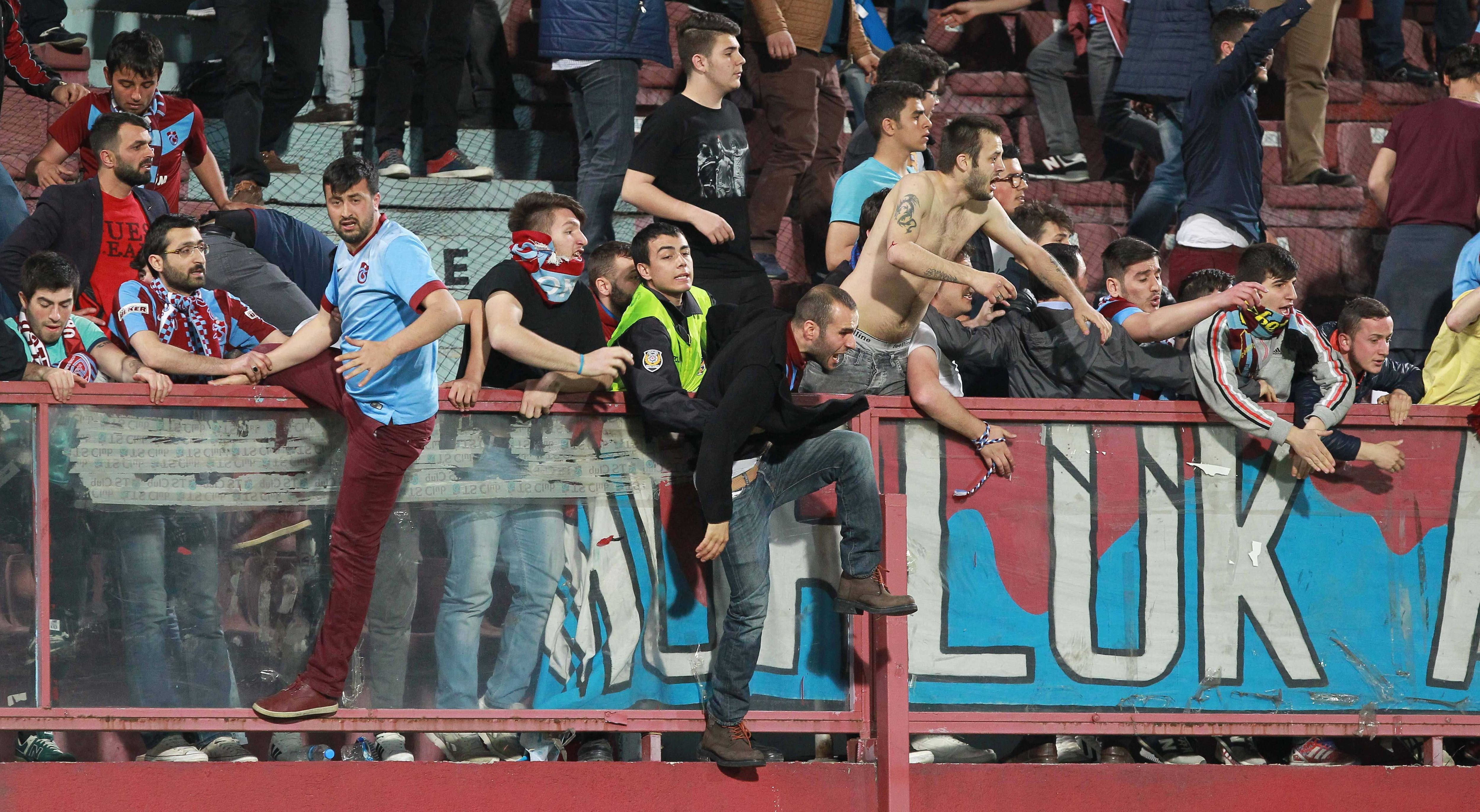 
                <strong>Trabzonspor gegen Fenerbahce</strong><br>
                Als das Spiel dennoch wieder angepfiffen wird, durchbrechen die Fans eine Absperrung und stürmen das Spielfeld. 
              