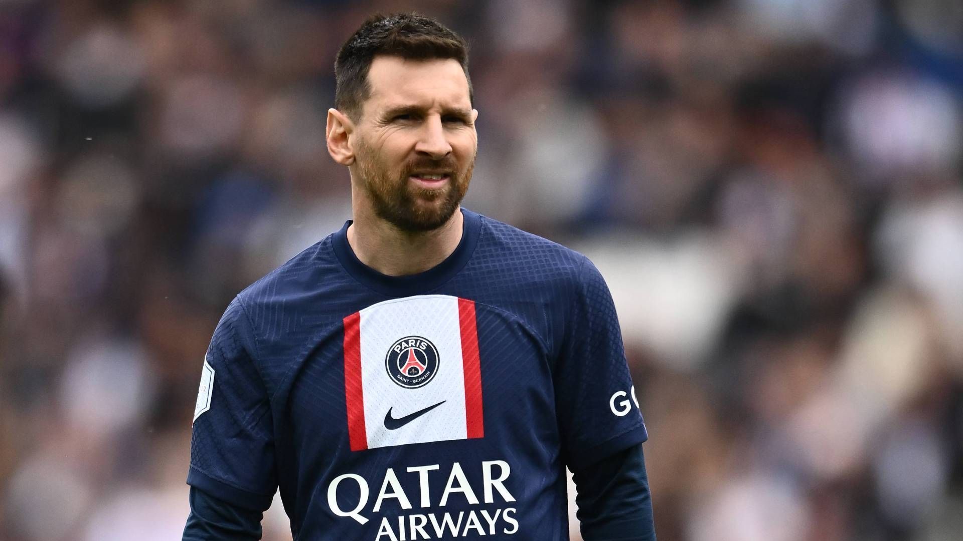 
                <strong>Mögliche Abgänge: Lionel Messi</strong><br>
                Vor zwei Jahren wurde die Ankunft Messis als letztes fehlendes Puzzlestück gefeiert, das PSG als Marke definieren und aus sportlicher Sicht den Sieg in der Champions League endlich realisieren sollte. Doch während dieser zwei Jahre war Messi am stärksten, wenn er bei der Nationalmannschaft war - siehe WM. Vor allem in der Champions League enttäuschte er über weite Strecken, sein Gehalt von angeblich 63 Millionen Euro im Jahr ist den PSG-Fans zunehmend ein Dorn im Auge. Sein Vertrag läuft im Sommer aus, alles deutet auf einen Abschied hin - spätestens seit seiner Suspendierung, weil er das Training geschwänzt und stattdessen nach Saudi-Arabien geflogen war.
              