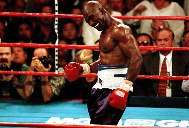 
                <strong>5. Evander Holyfield</strong><br>
                Ehemaliger WBC-, WBA- und IBF-Weltmeister. Doch Holyfield bleibt vor allem wegen den Kämpfen gegen Mike Tyson in Erinnerung. Tyson biss Holyfield im zweiten Kampf ein Stück seines Ohrs ab. Eine Szene, die bis heute unvergessen bleibt in der Boxgeschichte.
              