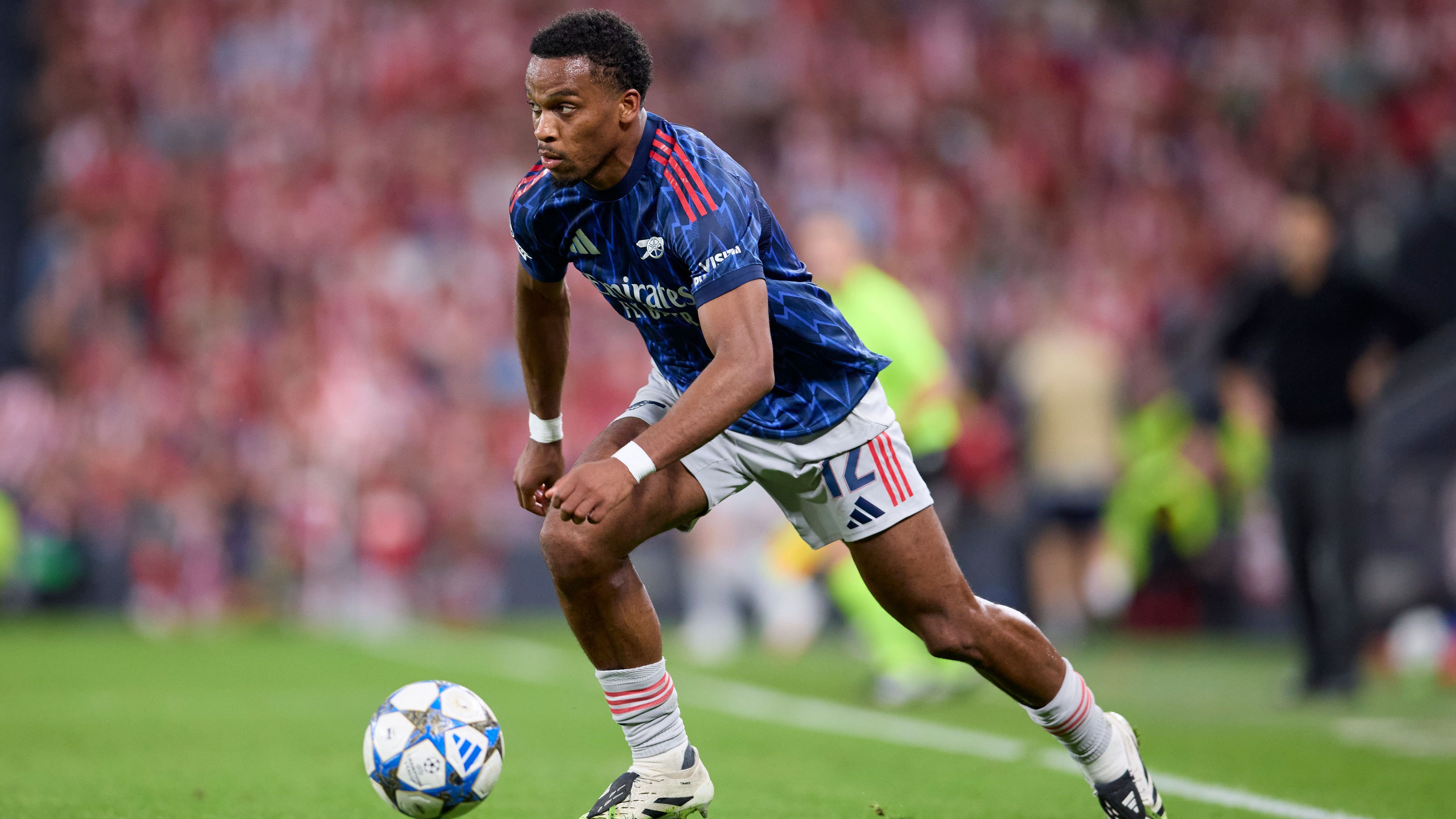 <em><strong>Jurrien Timber (FC Arsenal)</strong><br>Die Bayern mischen laut "CaughtOffside" wohl im Poker um Arsenal-Star Jurrien Timber mit. Dem Bericht nach sollen die Münchner schon Kontakt zum 24 Jahre alten Rechtsverteidiger aufgenommen haben. Allerdings dürfte sich auch Arsenal um einen Verbleib des Niederländers bemühen und an einer Vertragsverlängerung über den Sommer 2028 hinaus arbeiten. Im Sommer 2023 zahlten die "Gunners" kolportierte 40 Millionen Euro Ablöse für Timber an dessen Ex-Klub Ajax Amsterdam.</em>