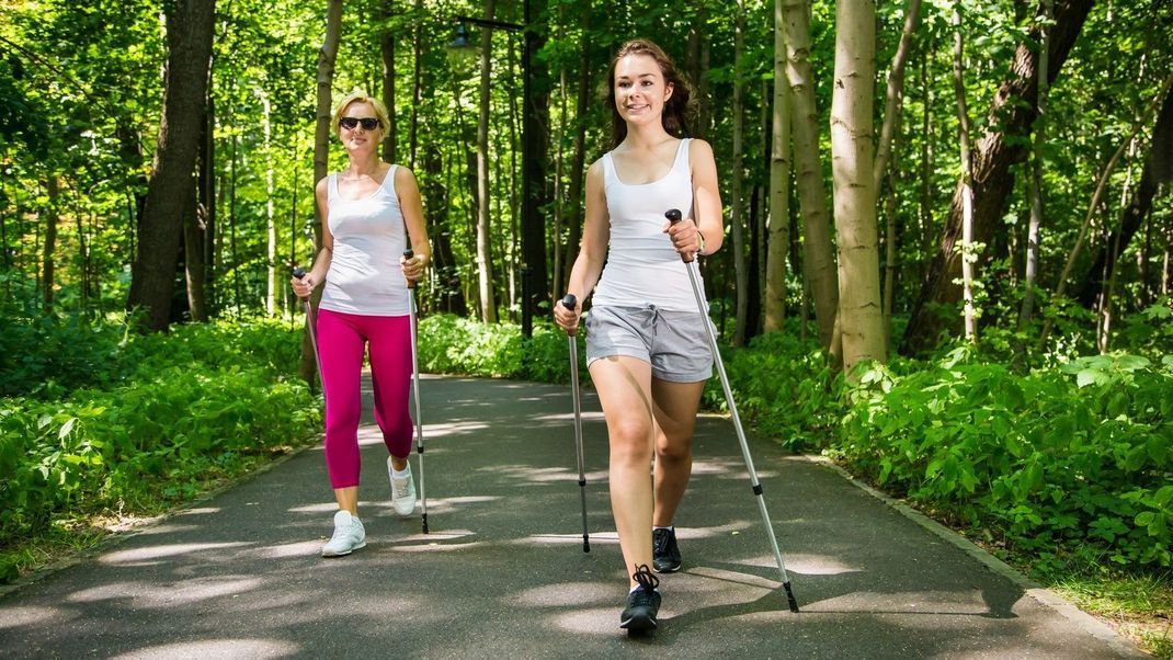 Beim Nordic Walking werden Kalorien durch Ganzkörperanstrengung verbrannt. Arme, Beine, Po und Oberkörper werden gleichermaßen beansprucht.